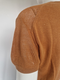 Closed opengewerkte knit top. Maat XS. Camel.
