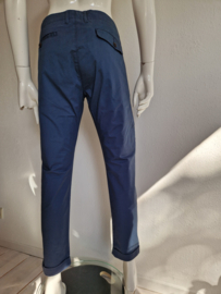 Closed cropped chino. Maat 31,Blauw.
