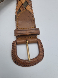 Gevlochten leren riem. 90 cm. Bruin/groen.
