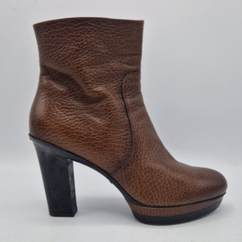 Santoni enkellaarsjes. Maat 41, Bruin gehamerd leer.