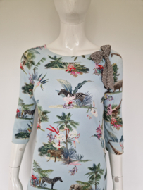 Marc Cain Spirit of Love Safari Jurk Lichtblauw. Maat 36/38