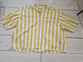 Closed blouse. Maat S/M. Geel/wit gestreept.