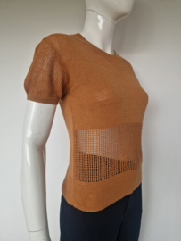 Closed opengewerkte knit top. Maat XS. Camel.