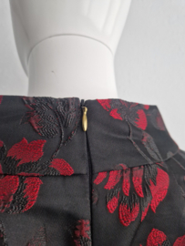 Vanilia jurk. Maat 38, Zwart/rood jacquard bloemmotief