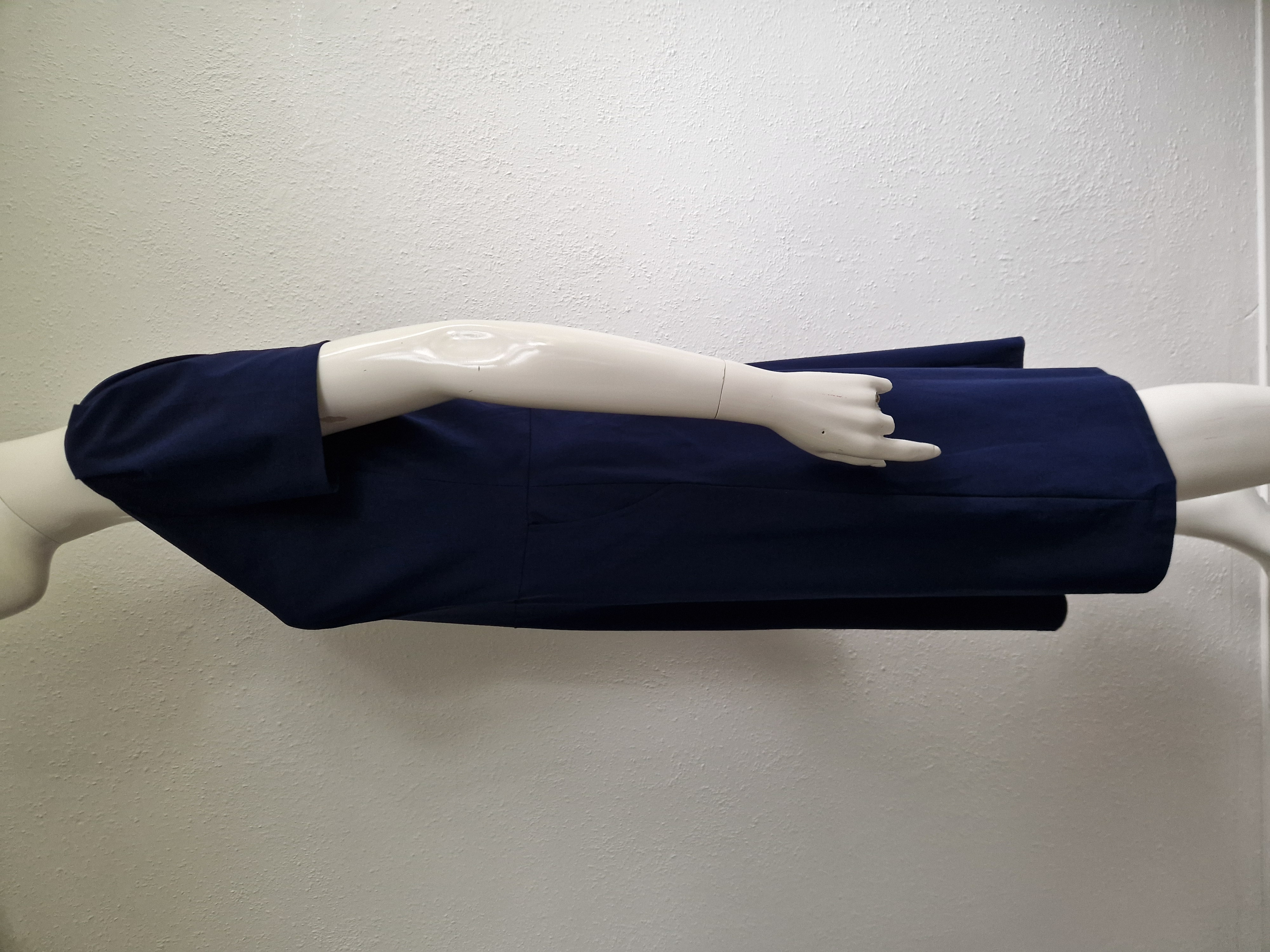 La Dress jurk met V-hals. Maat L. Marineblauw.