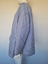 Edited gewatteerde tussenjas. Maat 44/46. Lichtblauw.