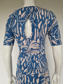 Juffrouw Jansen top Magda. Maat M. Blauw.