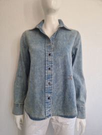 Closed jeansblouse. Maat S. Lichtblauw.