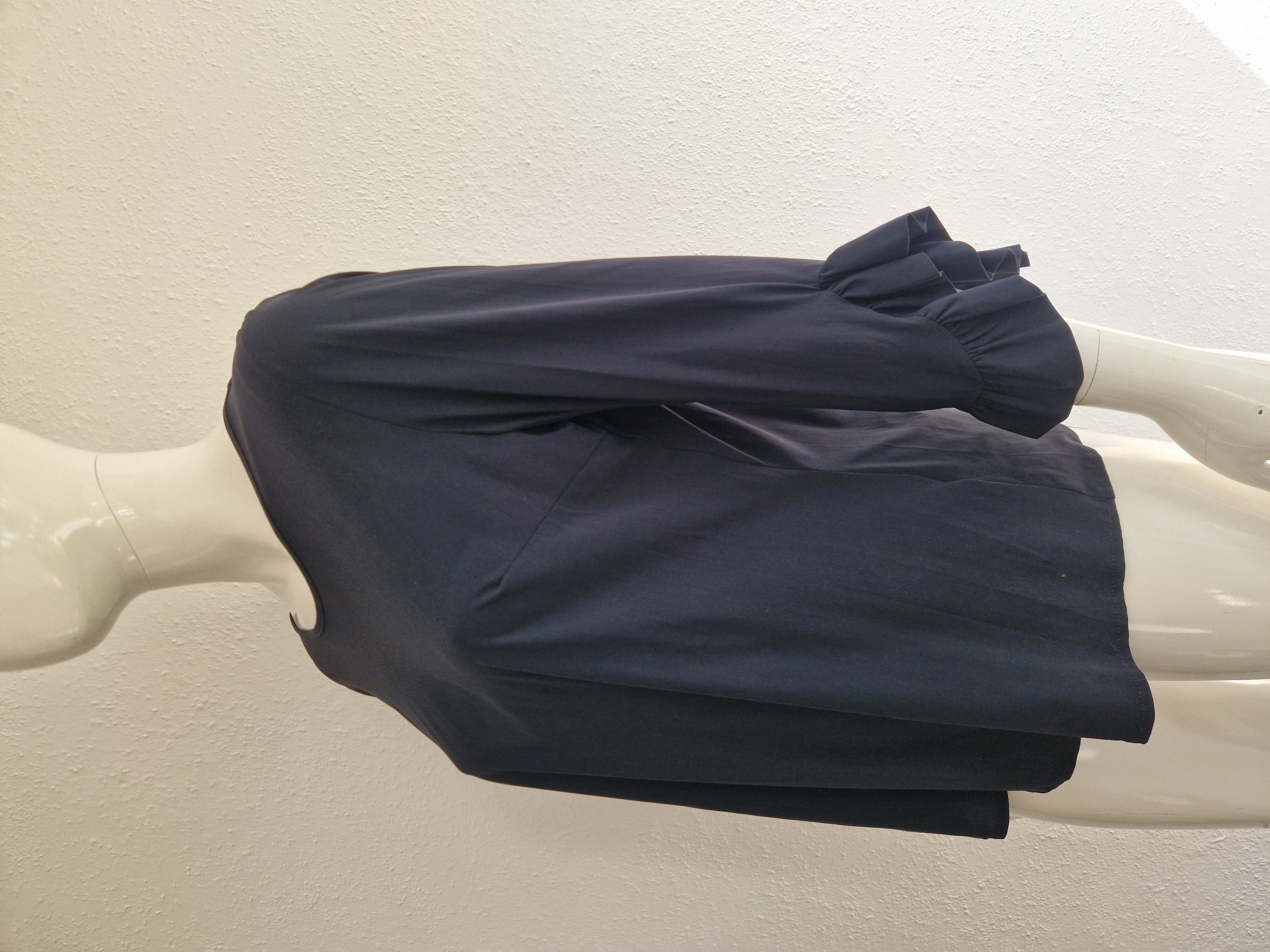 Studio Anneloes top met roezels. Maat L.Off black.