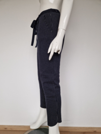 Penn & Ink NY krijtstreeppantalon. Maat M. Nachtblauw