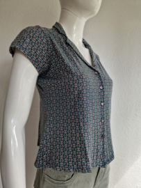 King Louie blouse. Maat M. Groen/print.