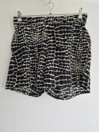Rut & Circle shorts. Maat L. Zwart/crème/print.