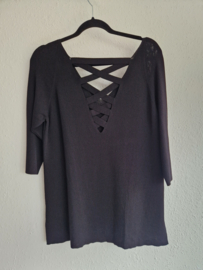Aldomartins top met opengewerkte rug. Maat 42. Zwart.