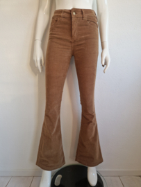 Lois Ravel high rise flared pantalon. Maat S. Cognac.