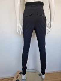 Studio Anneloes travelstof pantalon. Mt. S. Zwart.