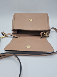 Nudekleurige leren cross body tas.