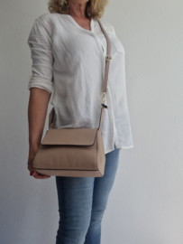 Nudekleurige leren cross body tas.