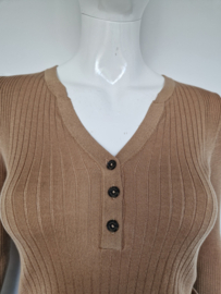 Tommy Hilfiger top met V-hals. Maat M. Camel.