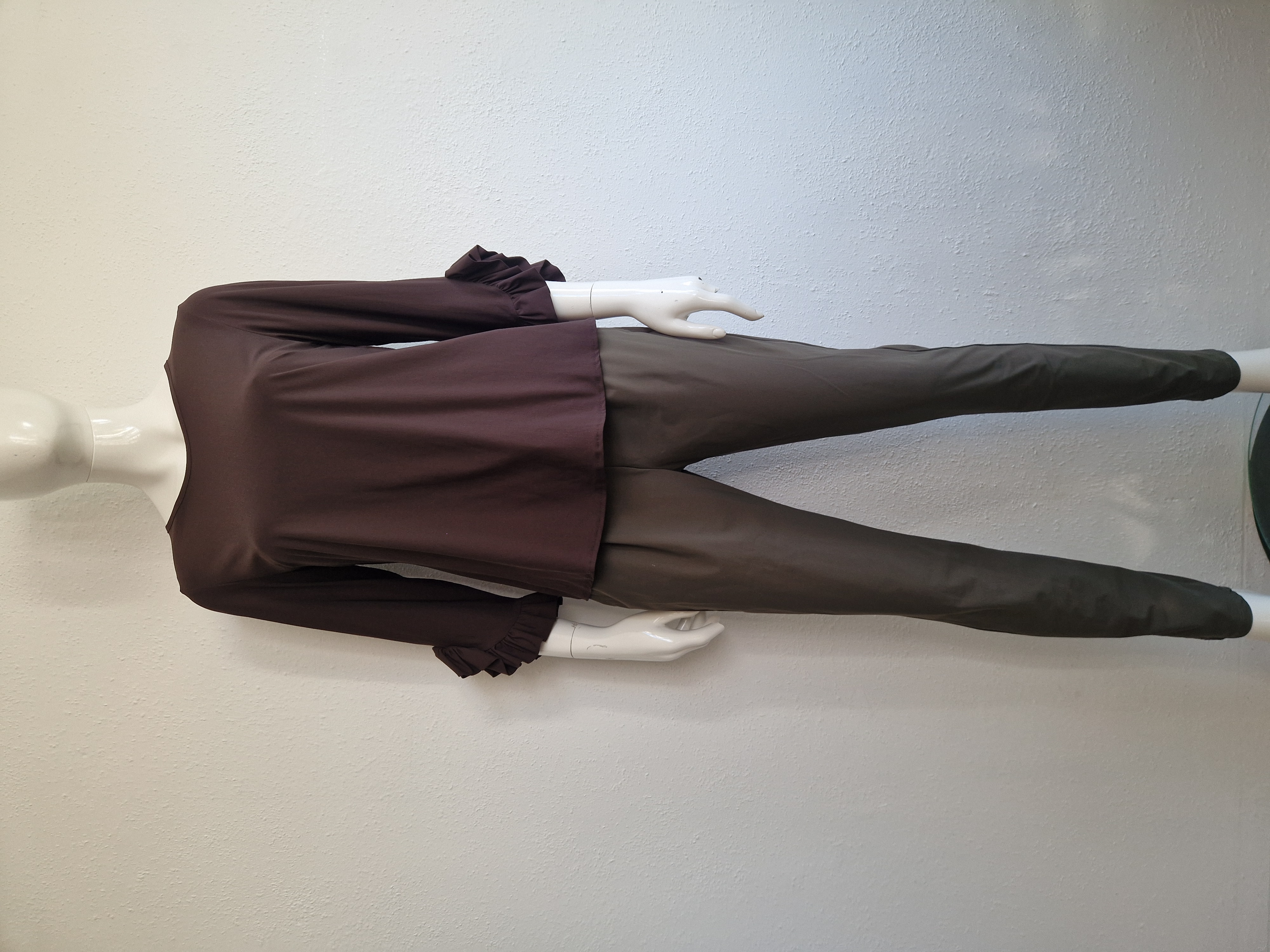 Studio Anneloes top met roezels. Maat L. Bruin.