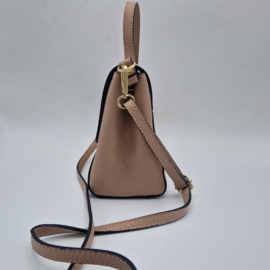 Nudekleurige leren cross body tas.