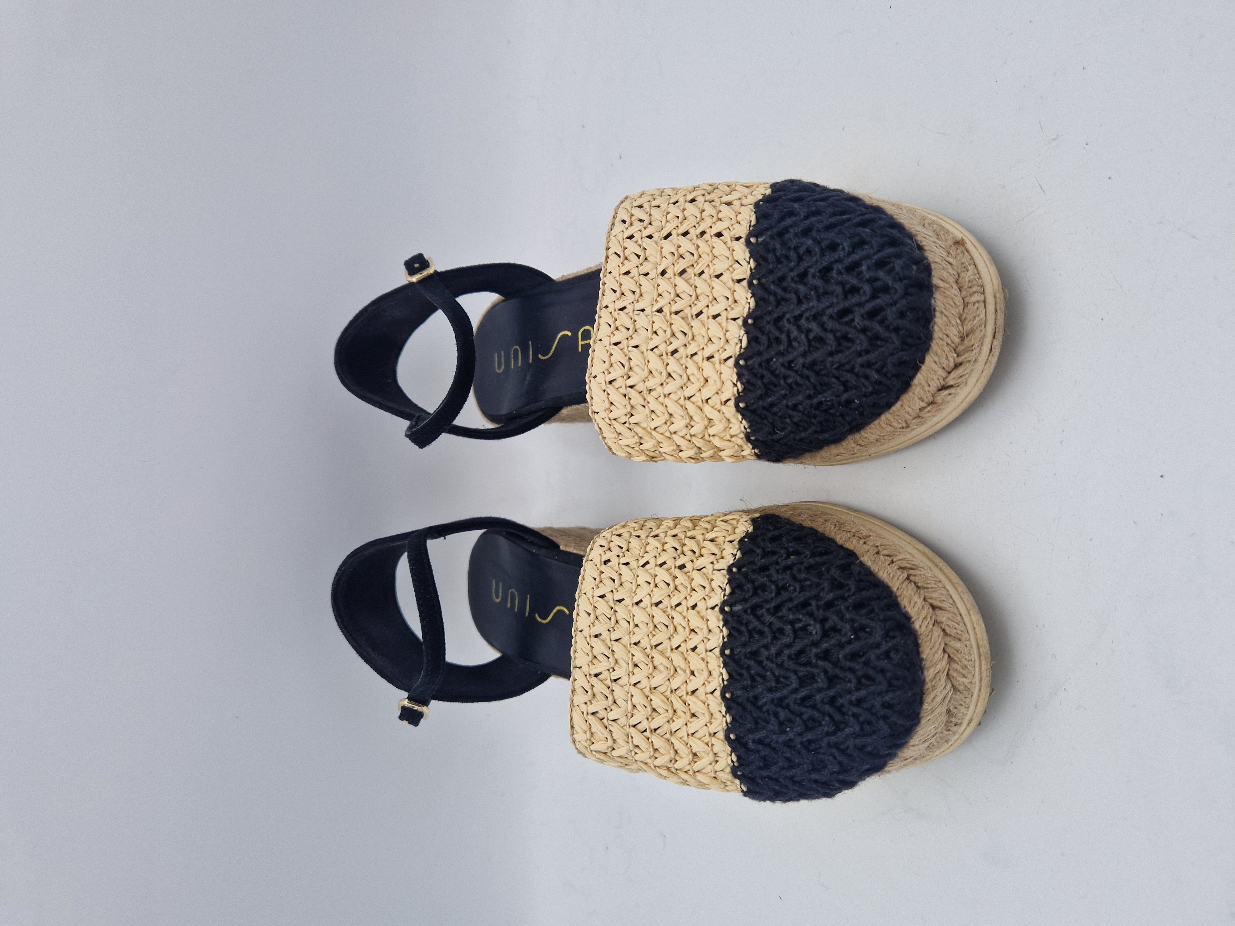 Unisa sandalen met sleehak. Maat 40. Zwart/beige.