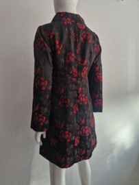 Vanilia jurk. Maat 38, Zwart/rood jacquard bloemmotief