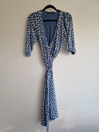 Juffrouw Jansen overslagjurk. Maat S. Blauw