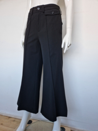 Closed flared pantalon. Mt. 28, Zwart.