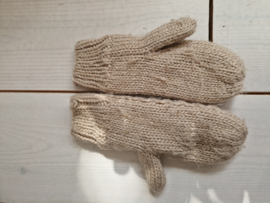 Shawl en handschoenen. Beige/kabel gebreid.