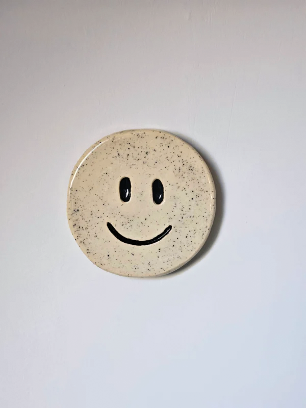 Wandhanger Smiley - zwart gespikkeld
