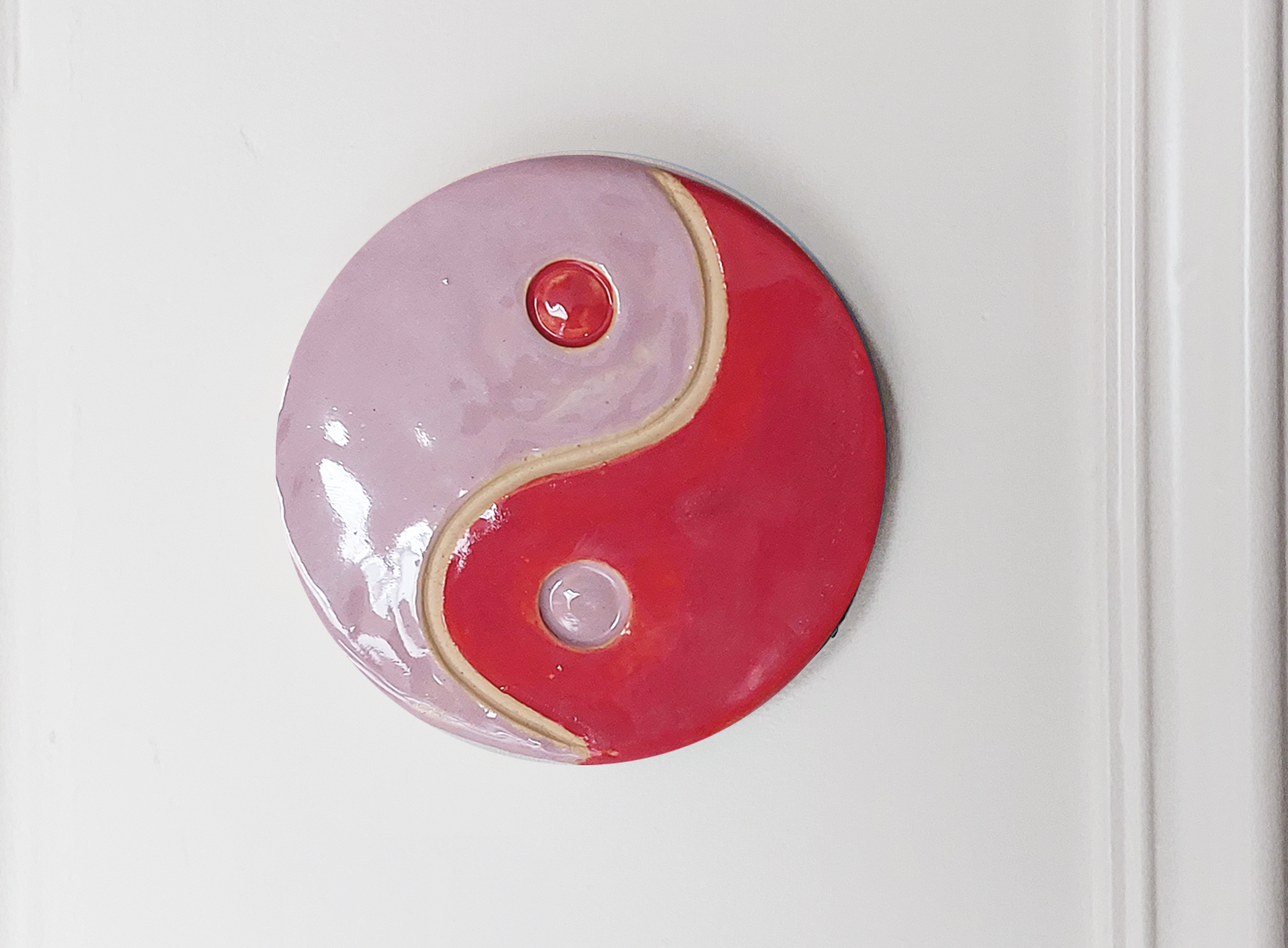 Wandhanger Yin en Yang - roze/rood