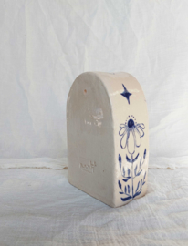 Altaartje - beige - blauwe illustraties - vlinder