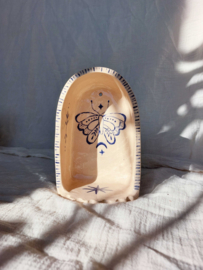 Altaartje - beige - blauwe illustraties - vlinder