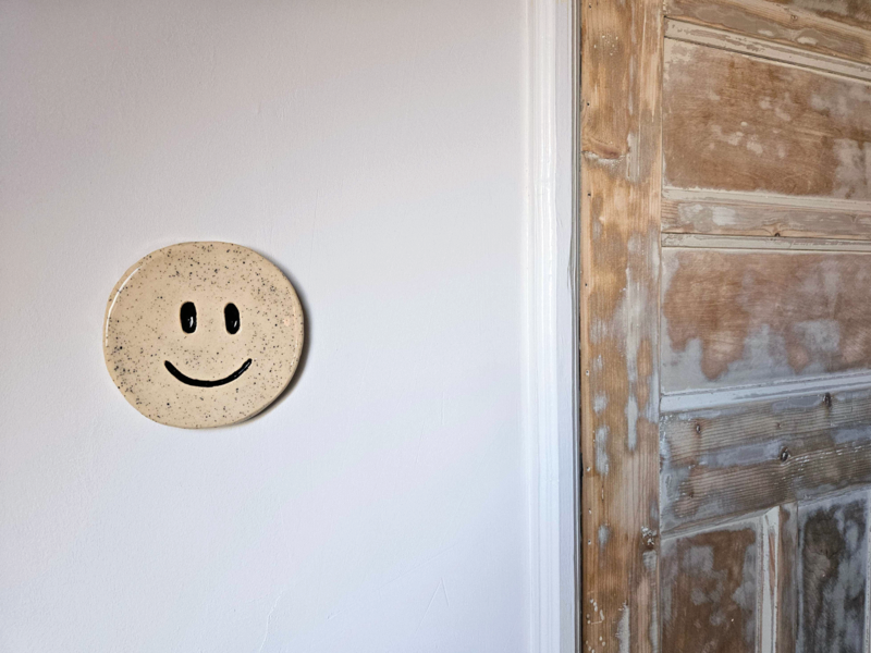 Wandhanger Smiley - zwart gespikkeld