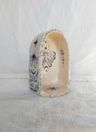 Altaartje - beige - blauwe illustraties - vlinder