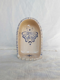 Altaartje - beige - blauwe illustraties - vlinder