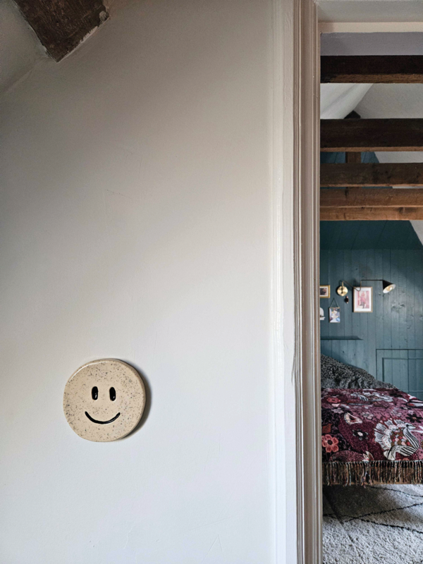 Wandhanger Smiley - zwart gespikkeld