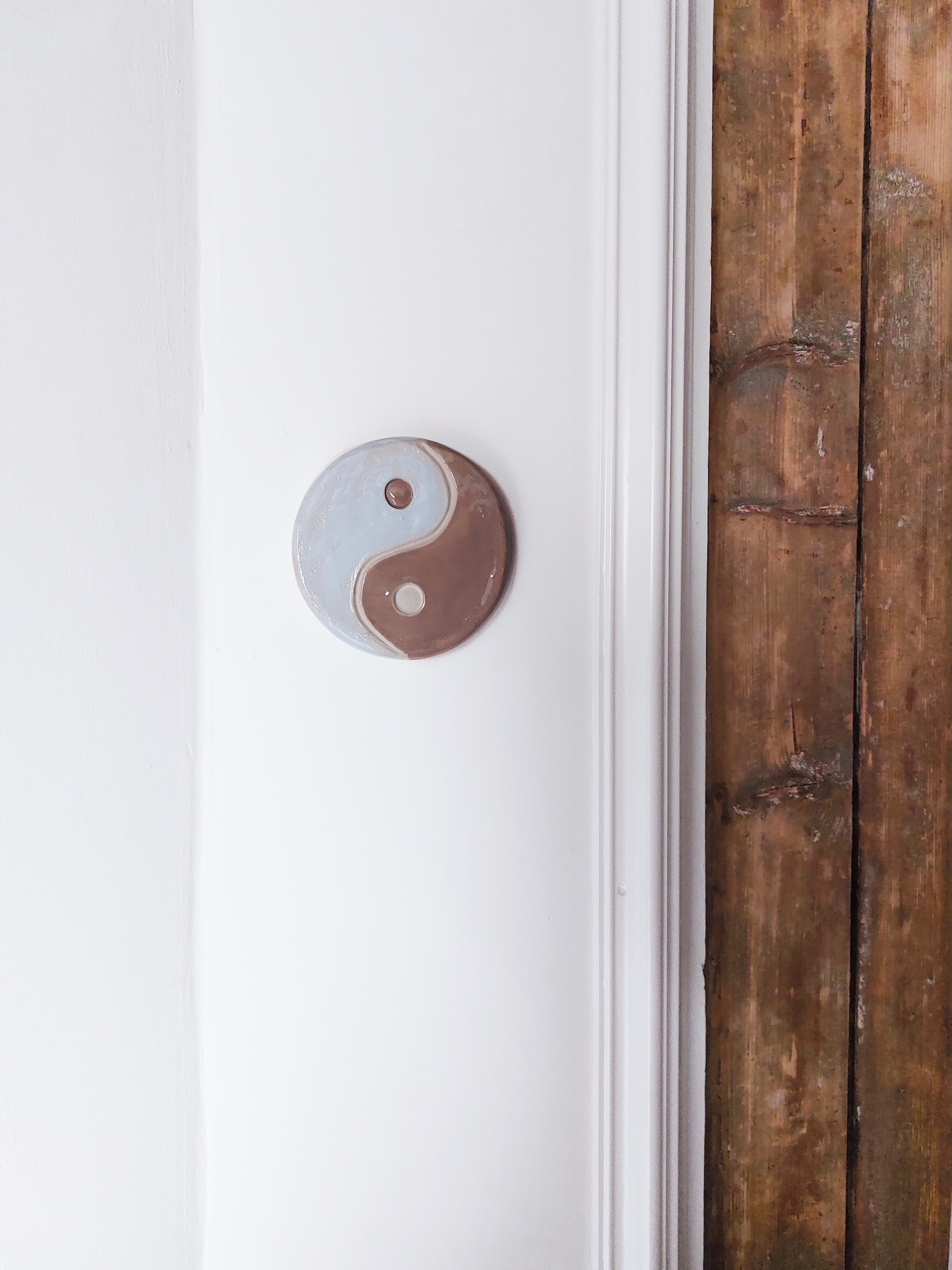 Wandhanger Yin en Yang - Taupe