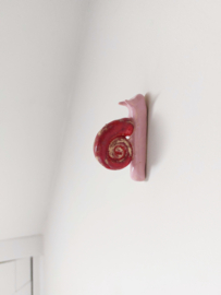 Wandhanger Slak Keramiek - Rood/Roze