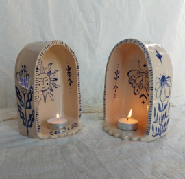 Altaartje - beige - blauwe illustraties - vlinder