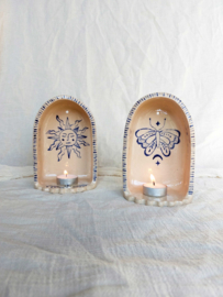 Altaartje - beige - blauwe illustraties - vlinder