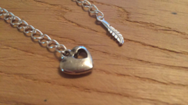 Metalen/leren armband met ketting er aan