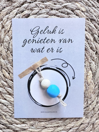 Geluk is genieten van wat er is + gelukspop BLAUW