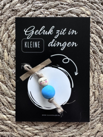 Geluk zit in de kleine dingen kaart + gelukspop BLAUW