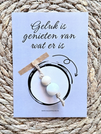 Geluk is genieten van wat er is + gelukspop WIT