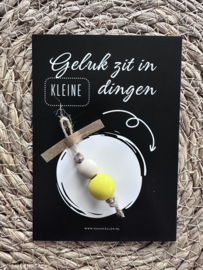 Geluk zit in de kleine dingen kaart + gelukspop GEEL