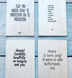 Houten kaartje met sleutelhanger, diverse teksten