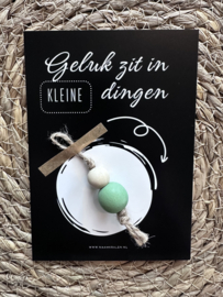 Geluk zit in de kleine dingen kaart + gelukspop GROEN