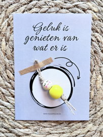 Geluk is genieten van wat er is + gelukspop GEEL