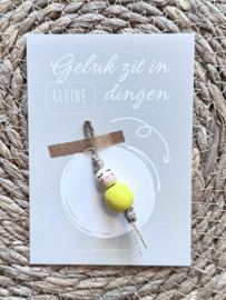 Geluk zit in de kleine dingen kaart + gelukspop GEEL